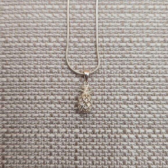 18 Inch Sterling Silver Small Pineapple Fruit Pendant Necklace A4753 - Picture 3 of 7